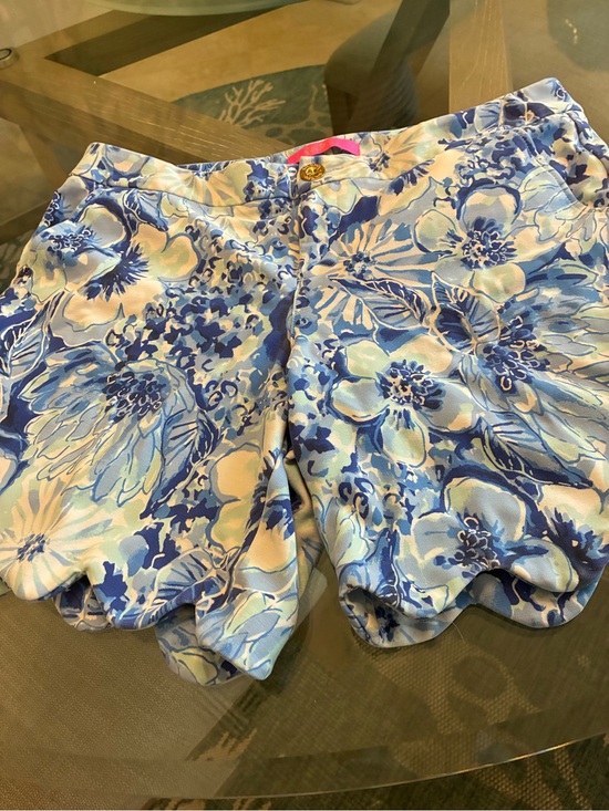 Lilly Pulitzer Pants - Blue Floral Scallop Hem Women's Shorts by Lilly Pulitzer. Size 10